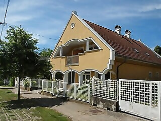 Sarga Rozsa Apartmanhaz Balatongyorok