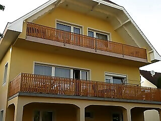 Sarga Apartmanhaz Balatonfured