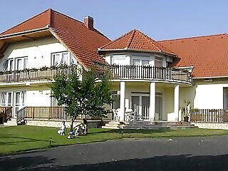 Szaloky Apartmanhaz Gyenesdias