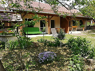 Flora Apartmanok Kehidakustany