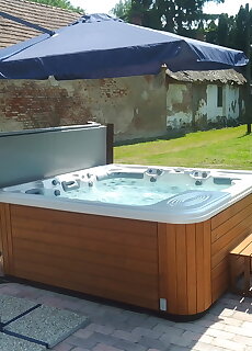 Almafas Jacuzzis Apartmanhaz Orseg Kerkakutas