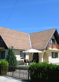 Eva Apartman Latrany