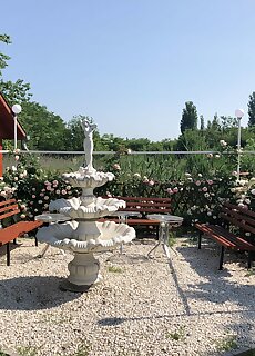 To Party Rendezvenyhaz Restaurant Garden Kiszombor