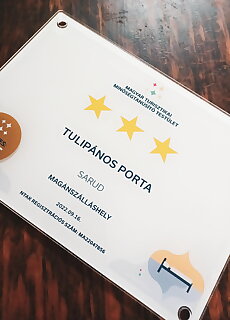Tulipanos Porta Paraszthaz Sarud
