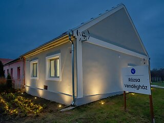 Rozsa Vendeghaz Kastelyosdombo szállás