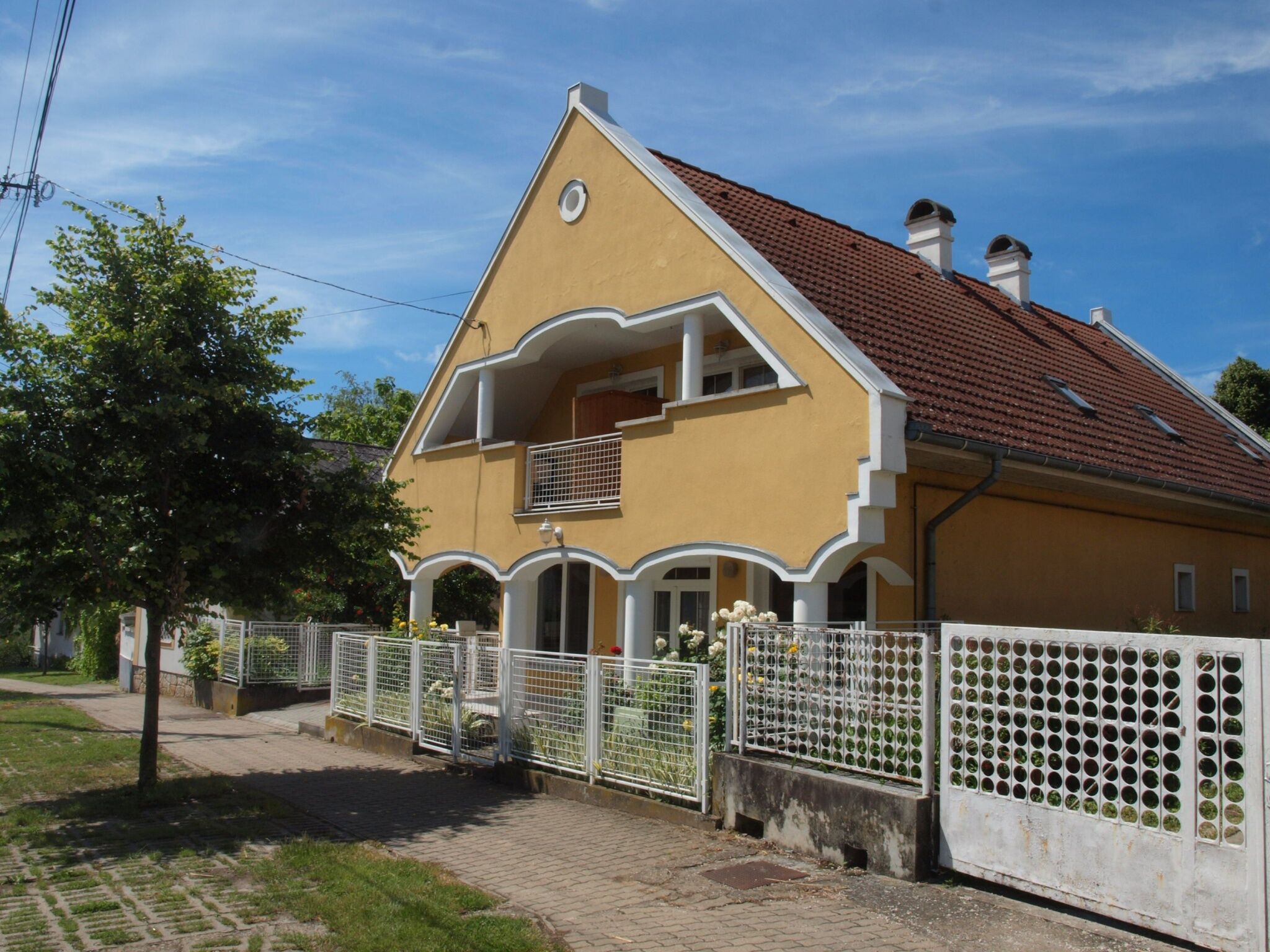 Sarga Rozsa Apartmanhaz Balatongyorok