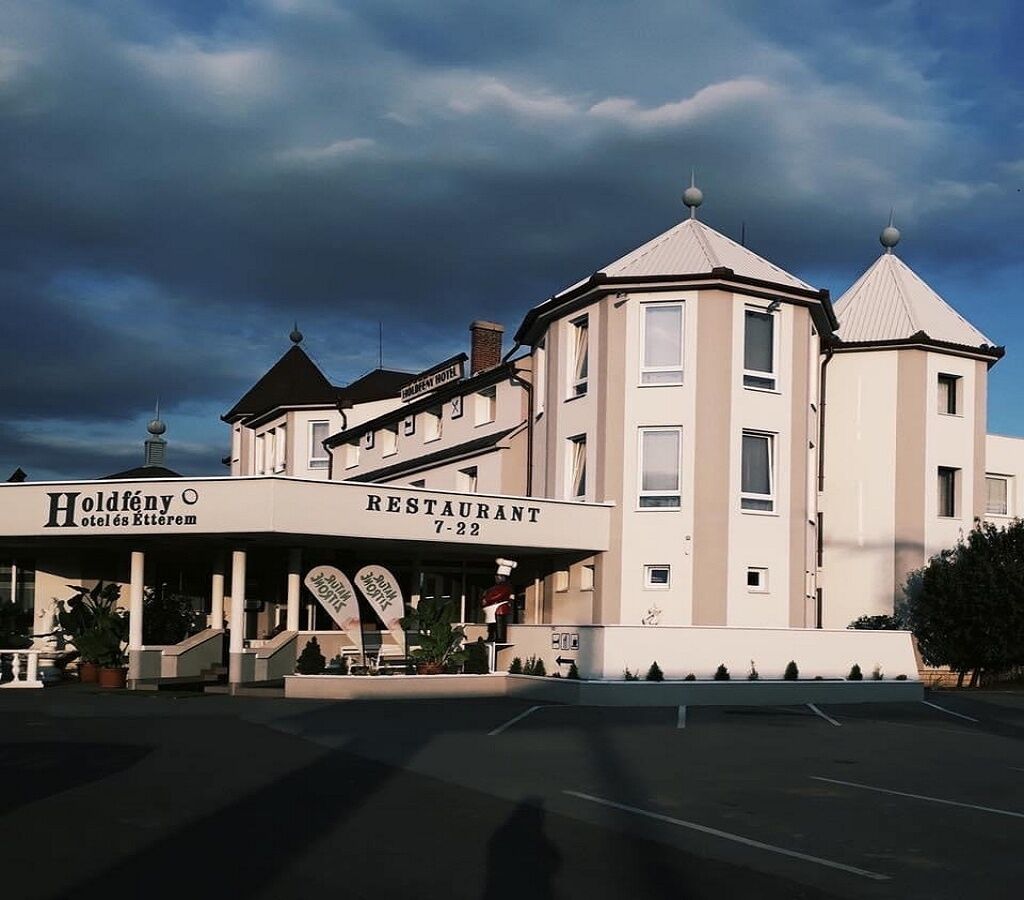 Holdfeny Hotel Etterem Forro