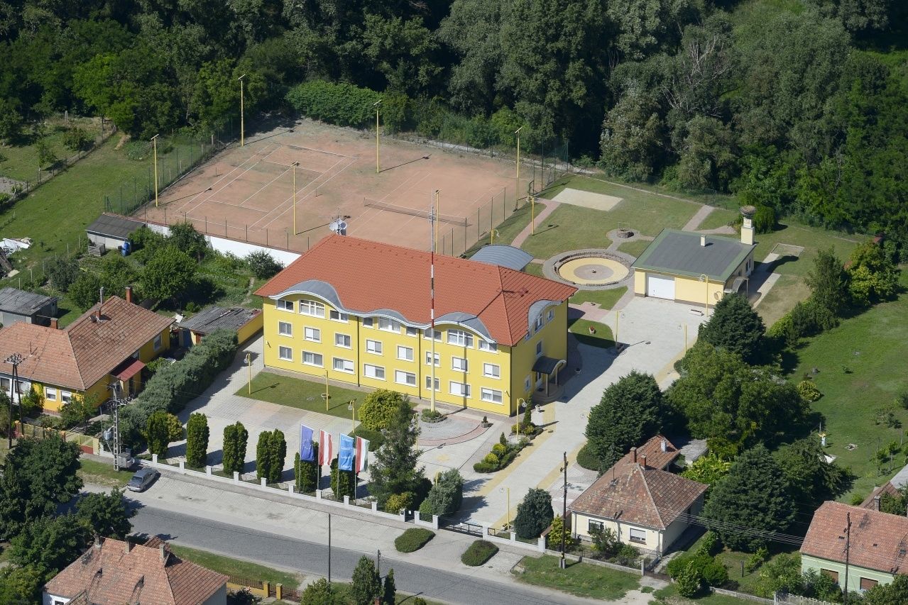 Leier Business Hotel Gonyu