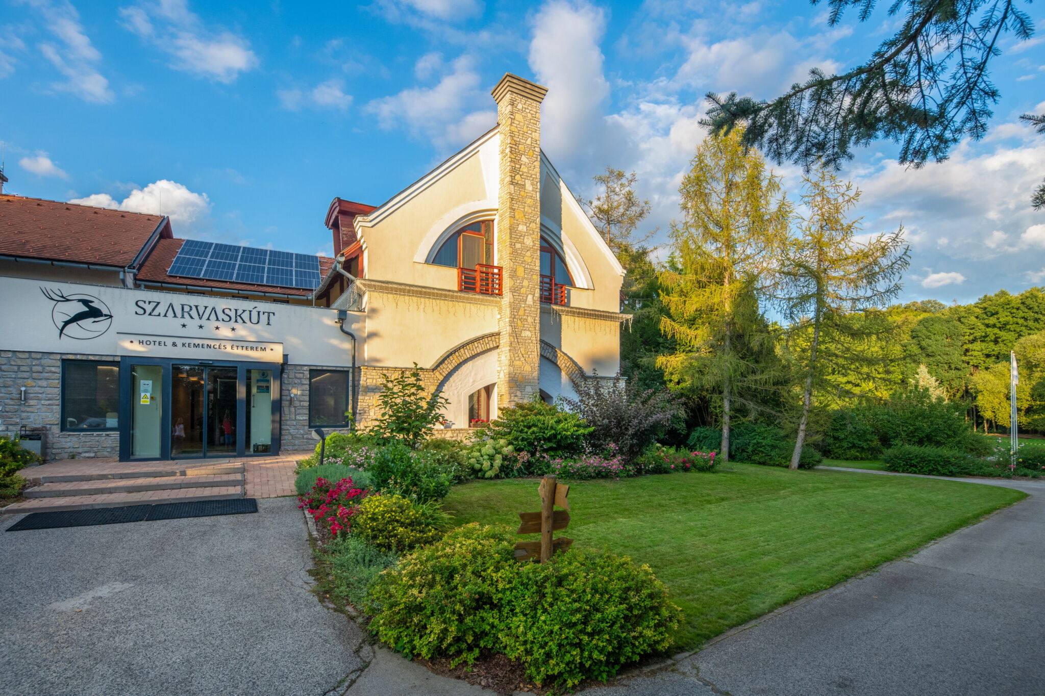 Szarvaskut Wellness Hotel Es Kemences Etterem Zirc