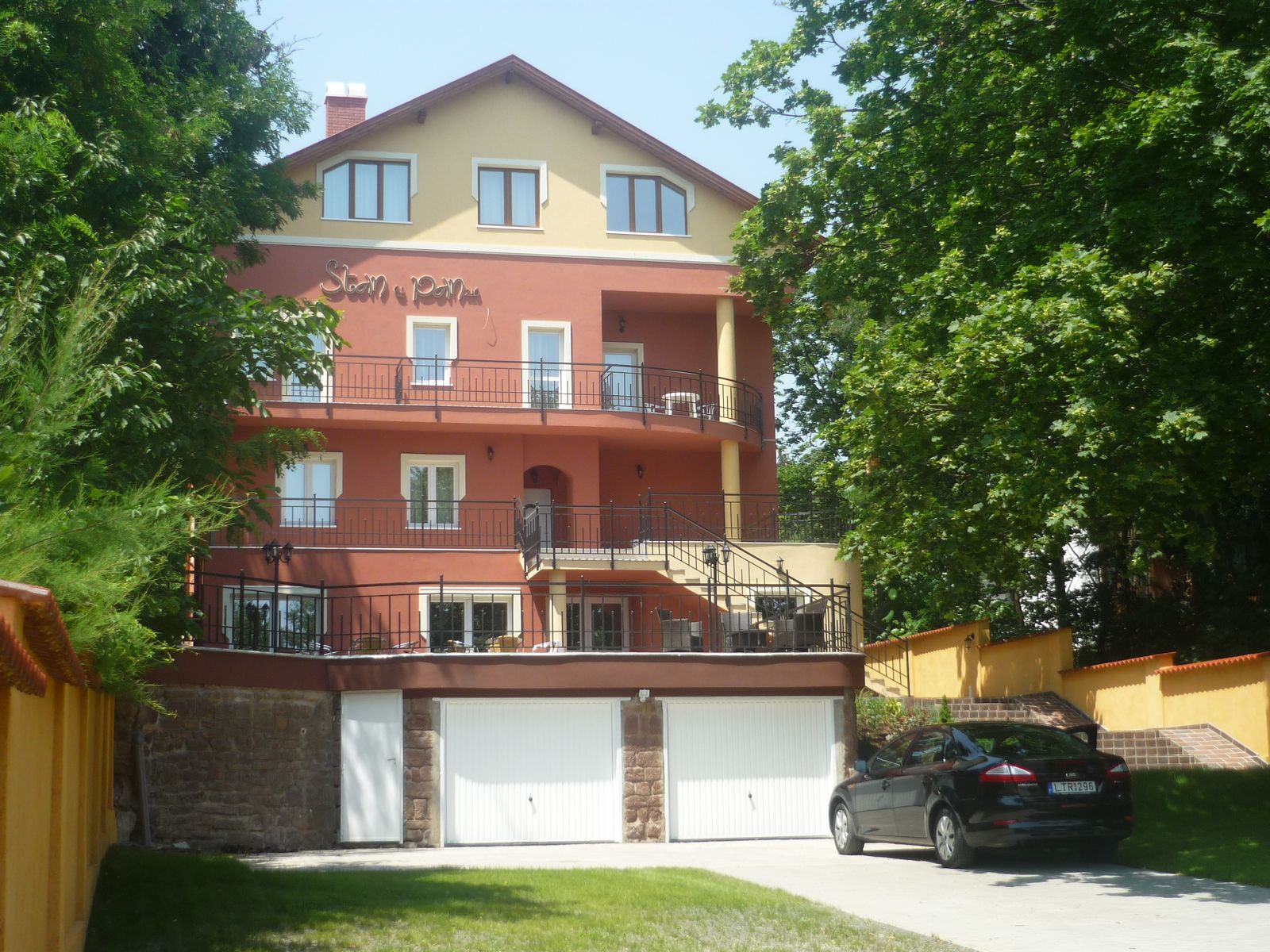 Stan Es Panzio Balatonalmadi
