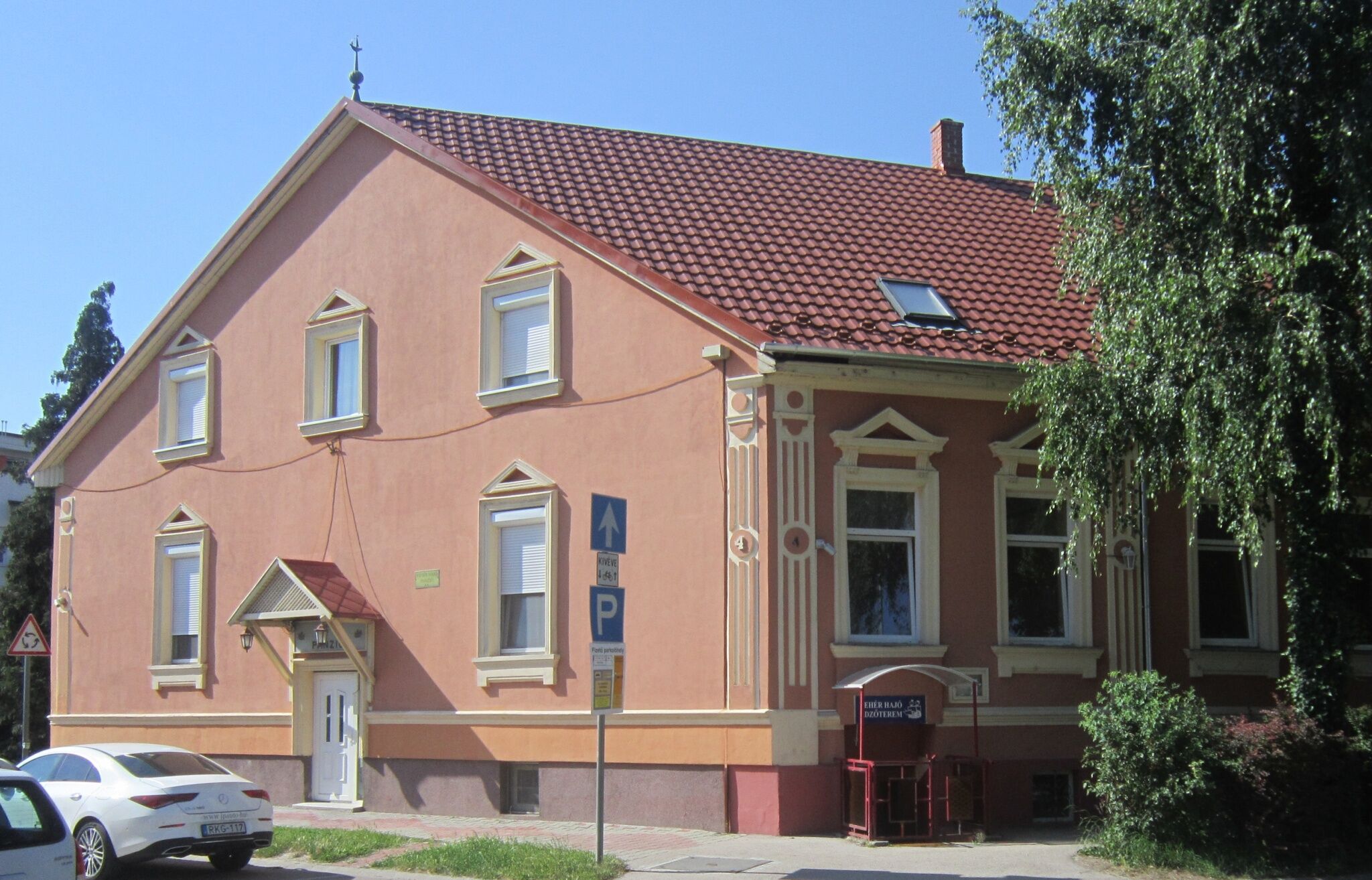Feher Hajo Panzio Gyor