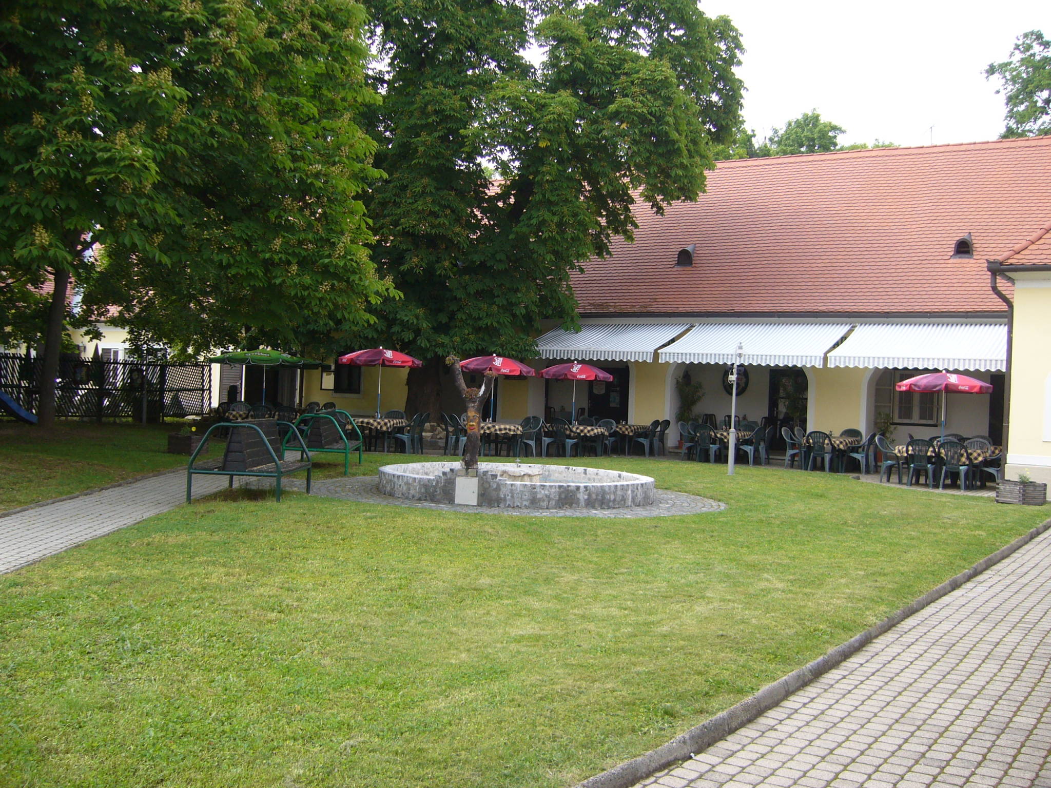 Parizsi Udvar Panzio Es Etterem Keszthely