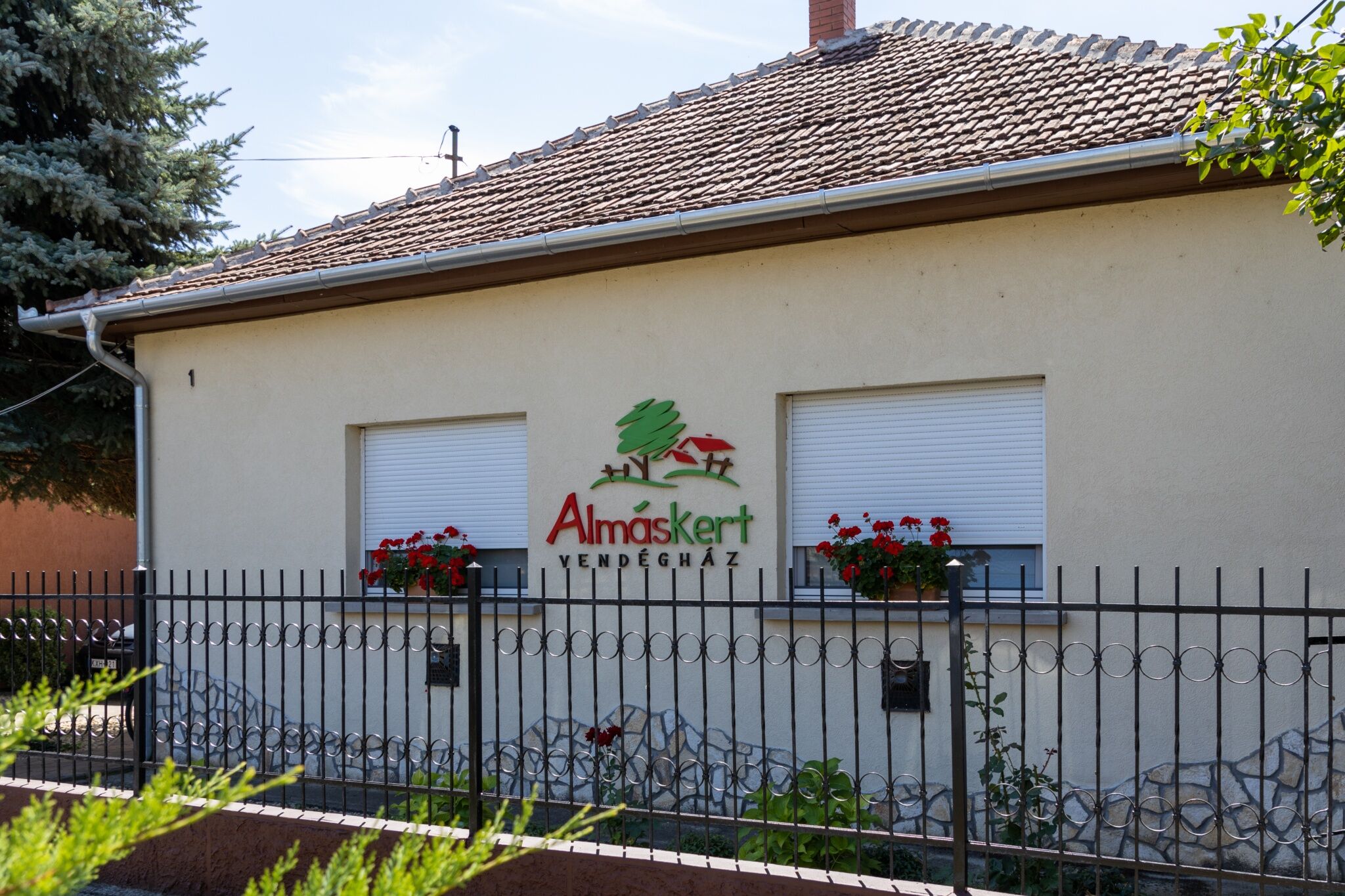 Almaskert Vendeghaz Fabiansebestyen