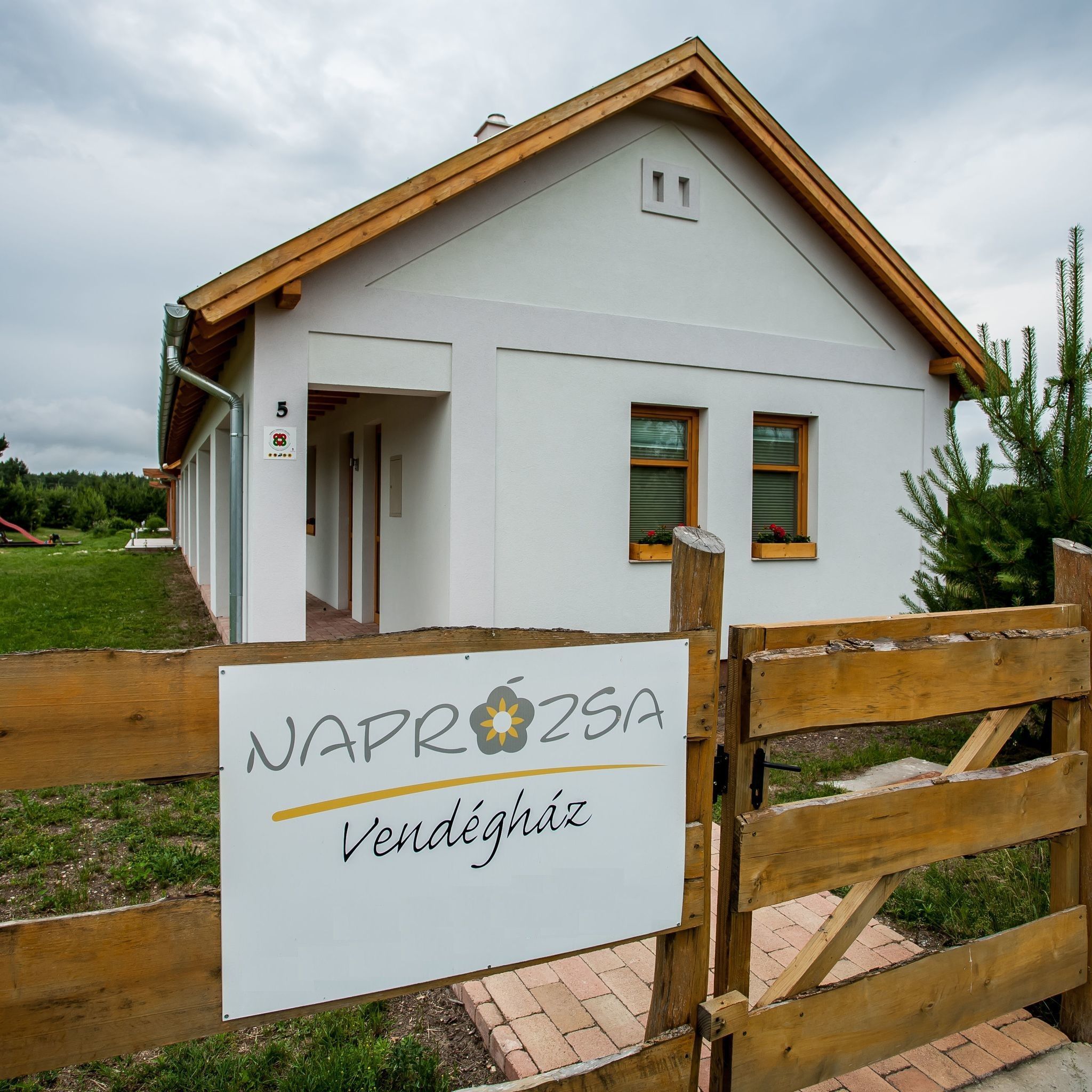 Naprozsa Vendeghaz Fenyofo