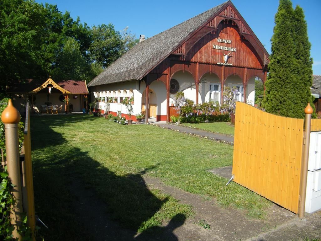 Platan Vendeghaz Opusztaszer