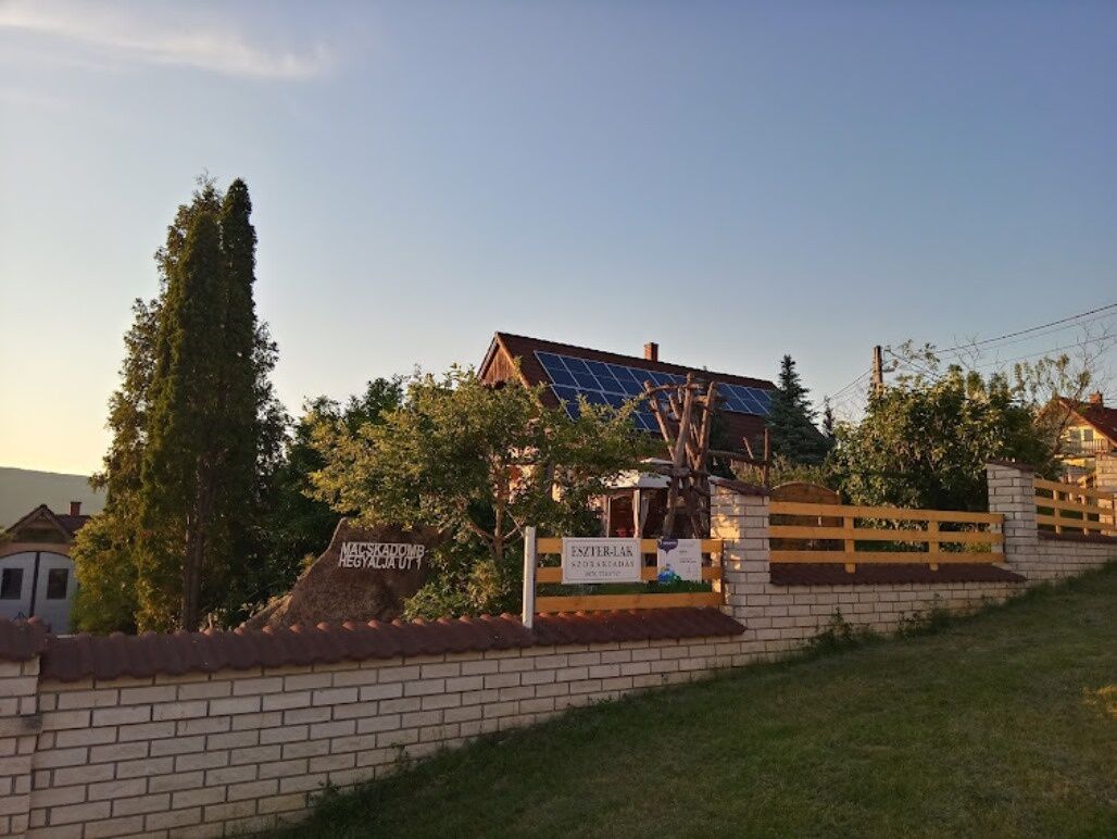 Eszter Lak Vendeghaz Monostorapati