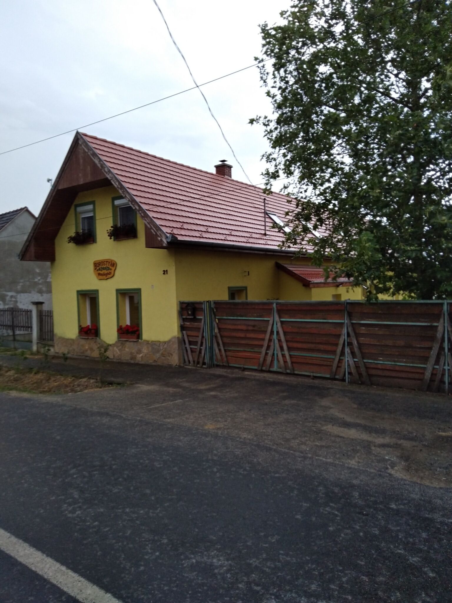 Borostyan Vendeghaz Petomihalyfa