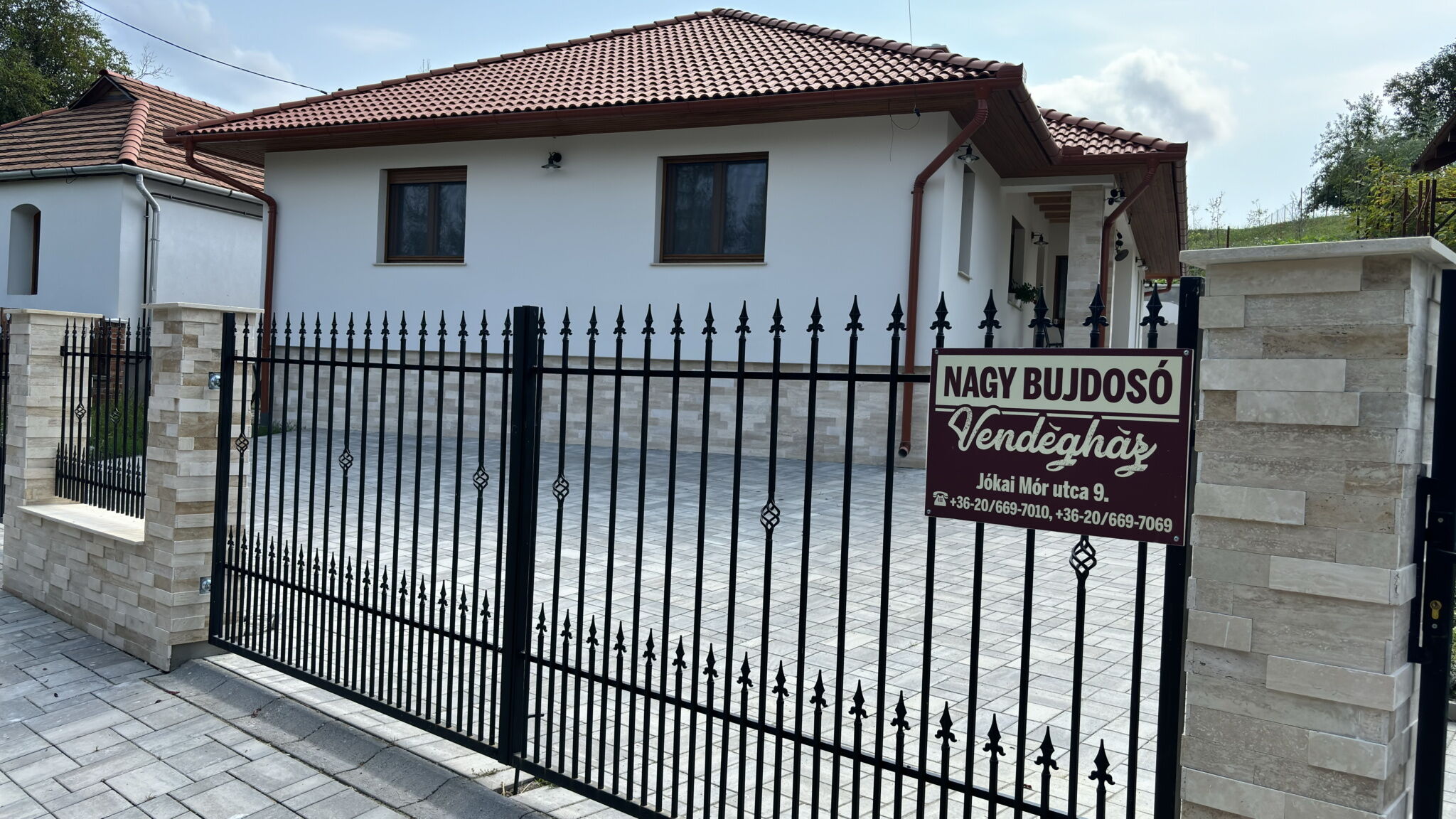 Nagy Bujdoso Vendeghaz Tardona