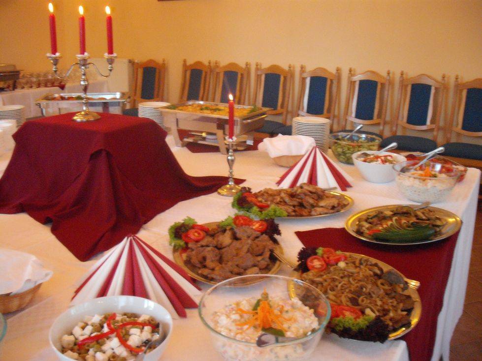 Borostyan Etterem Es Ifjusagi Szallashely Forraskut