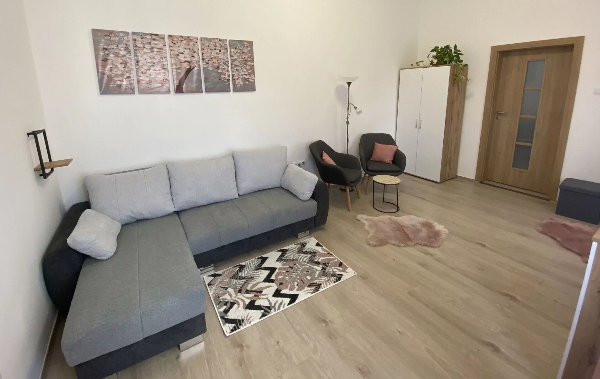 Rad Var Apartmanhaz Eger