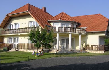 Szaloky Apartmanhaz Gyenesdias