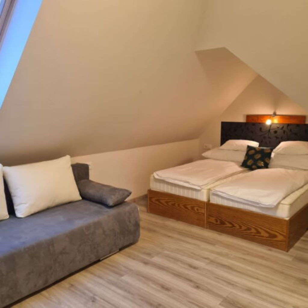 Rent Place Rendezvenyhaz Es Apartman Keszthely