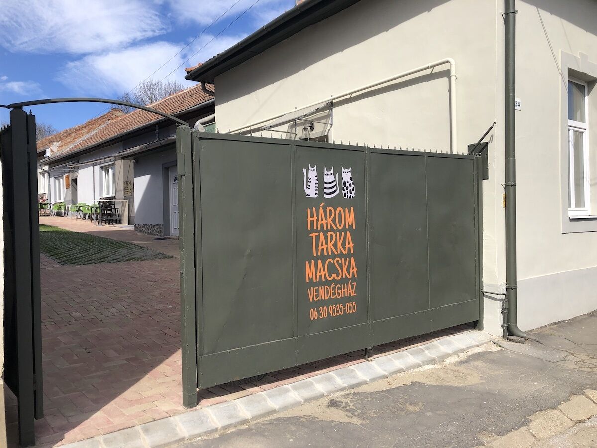 Harom Tarka Macska Apartmanok Sarospatak