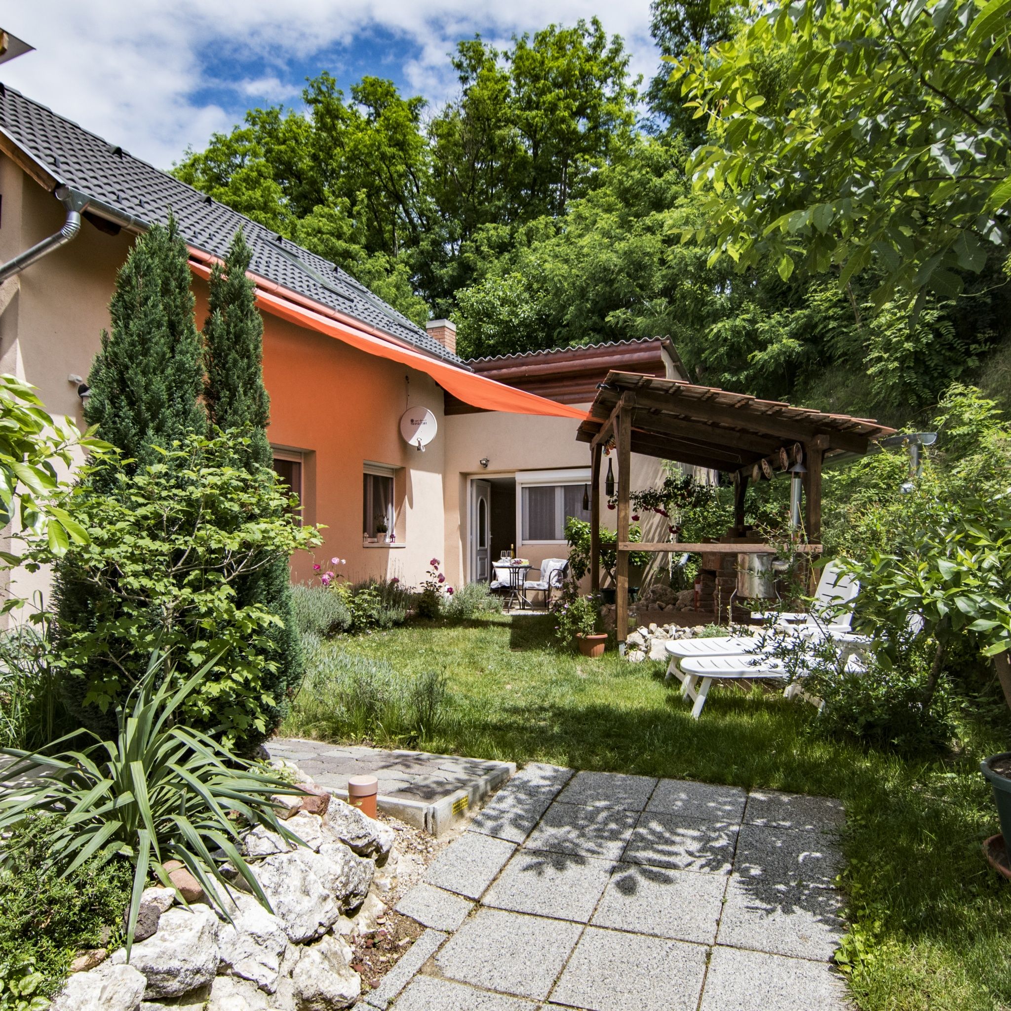 Vagi Apartman Sarvar