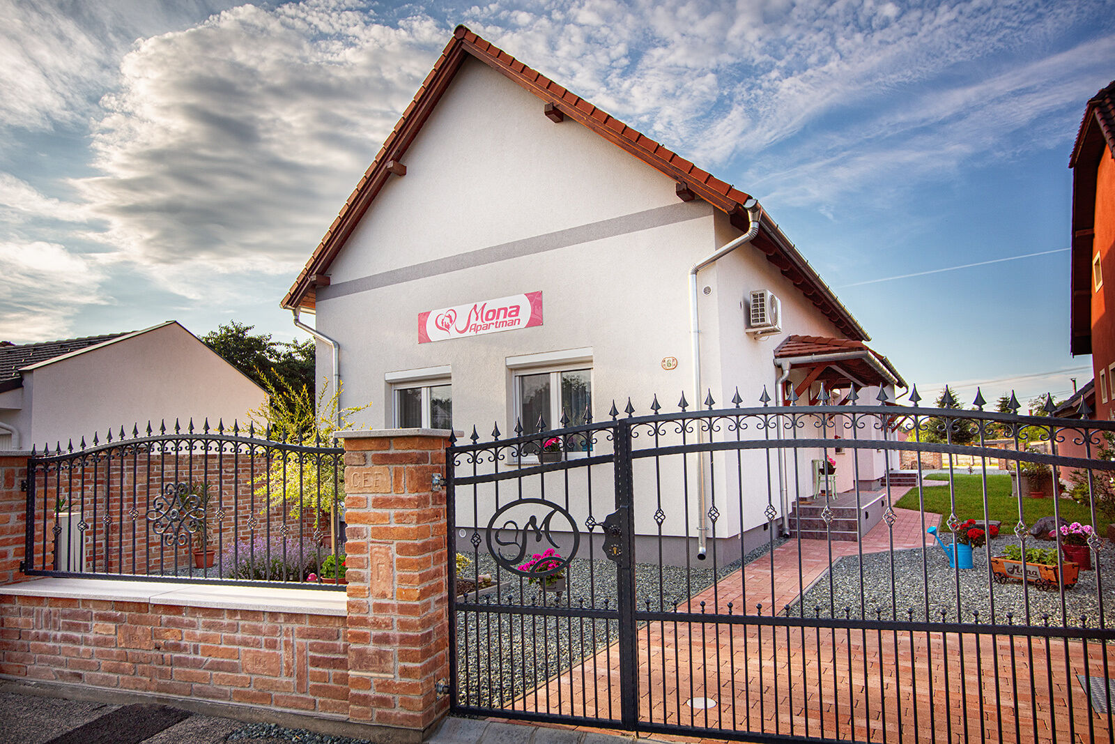 Mona Apartman Sarvar