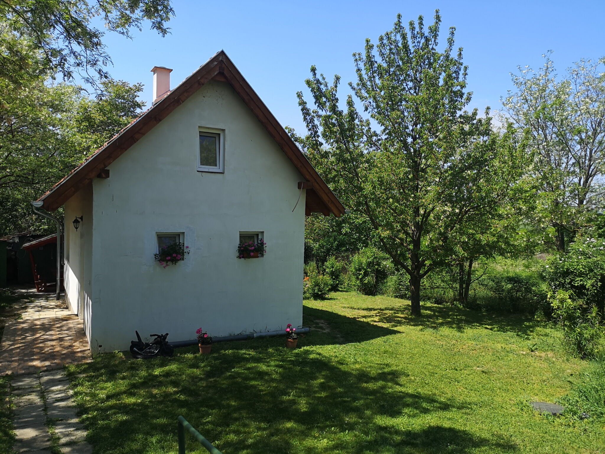 Feher Apartmanhaz Zamardi