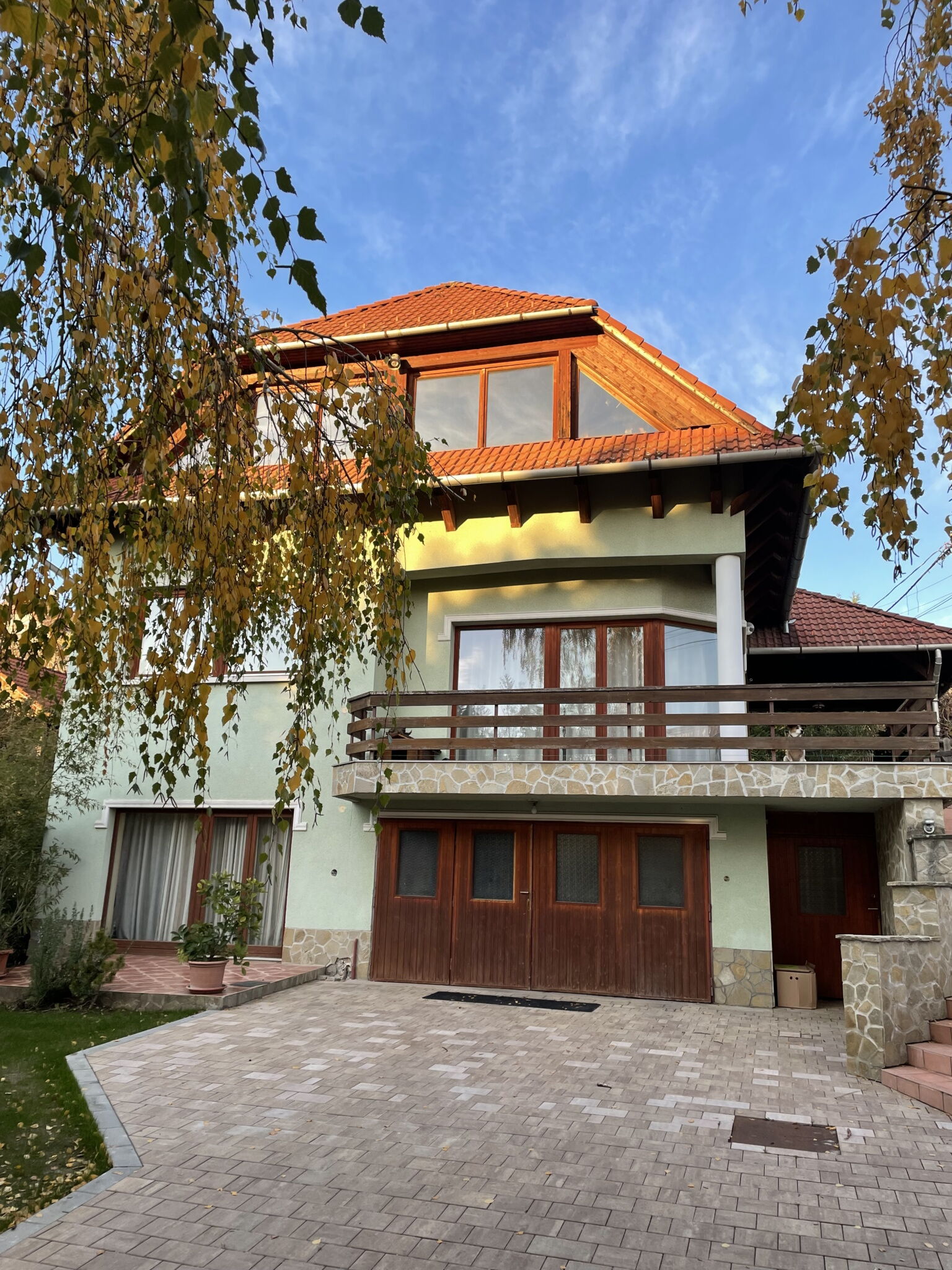 Vadrozsa Apartman Urom