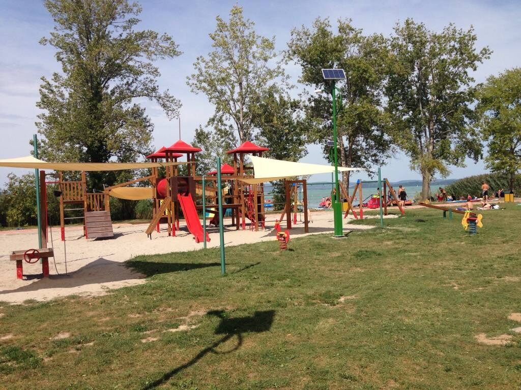 25 Meterre A Viztol Udulohaz Balatonszarszo