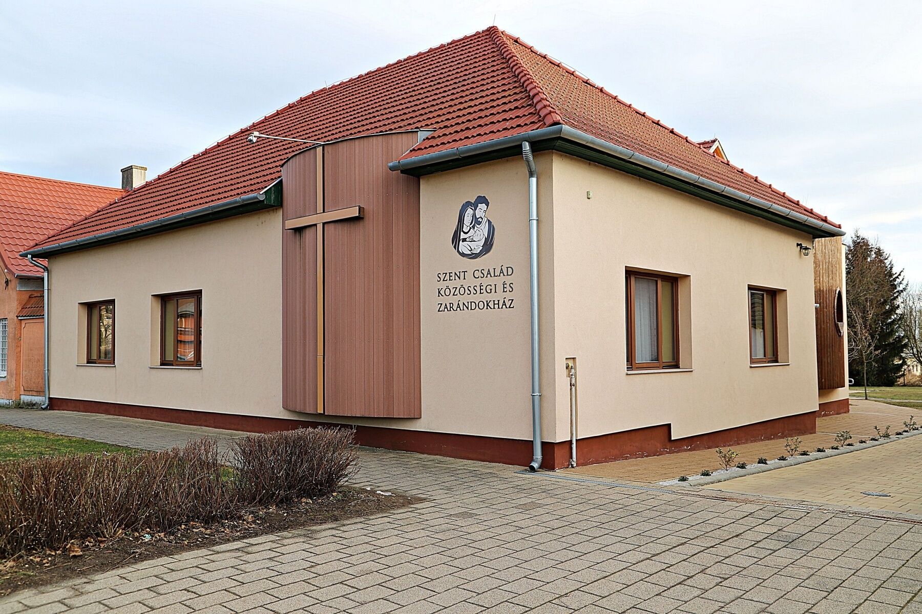 Szent Csalad Kozossegi Es Zarandokhaz Becsehely