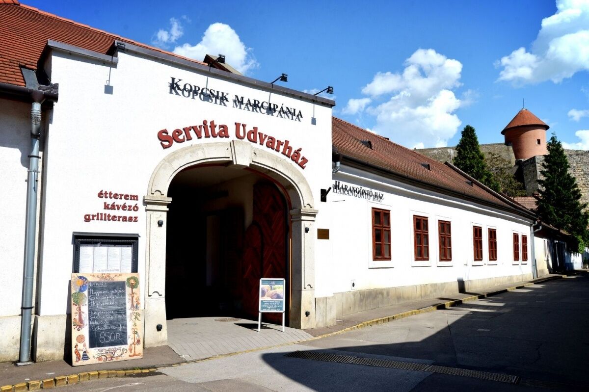 Servita Udvarhaz Eger