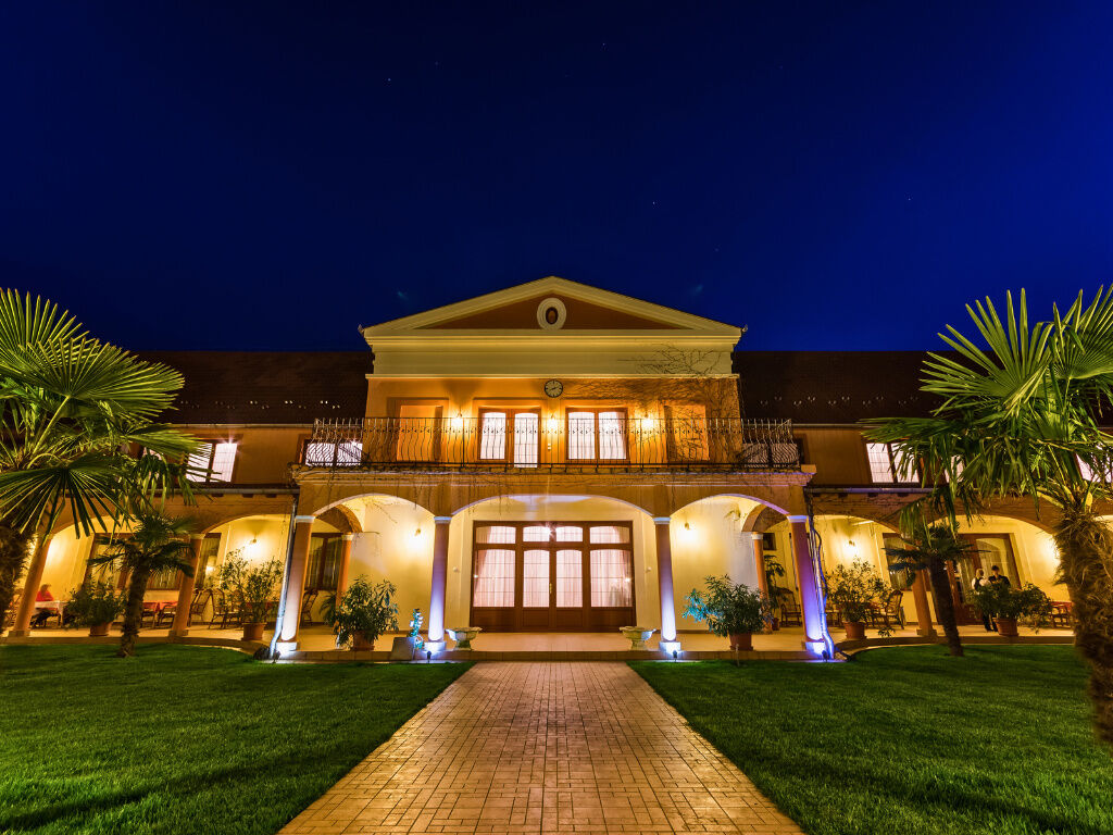 Vinum Wellness Es Konferencia Hotel Kiskoros