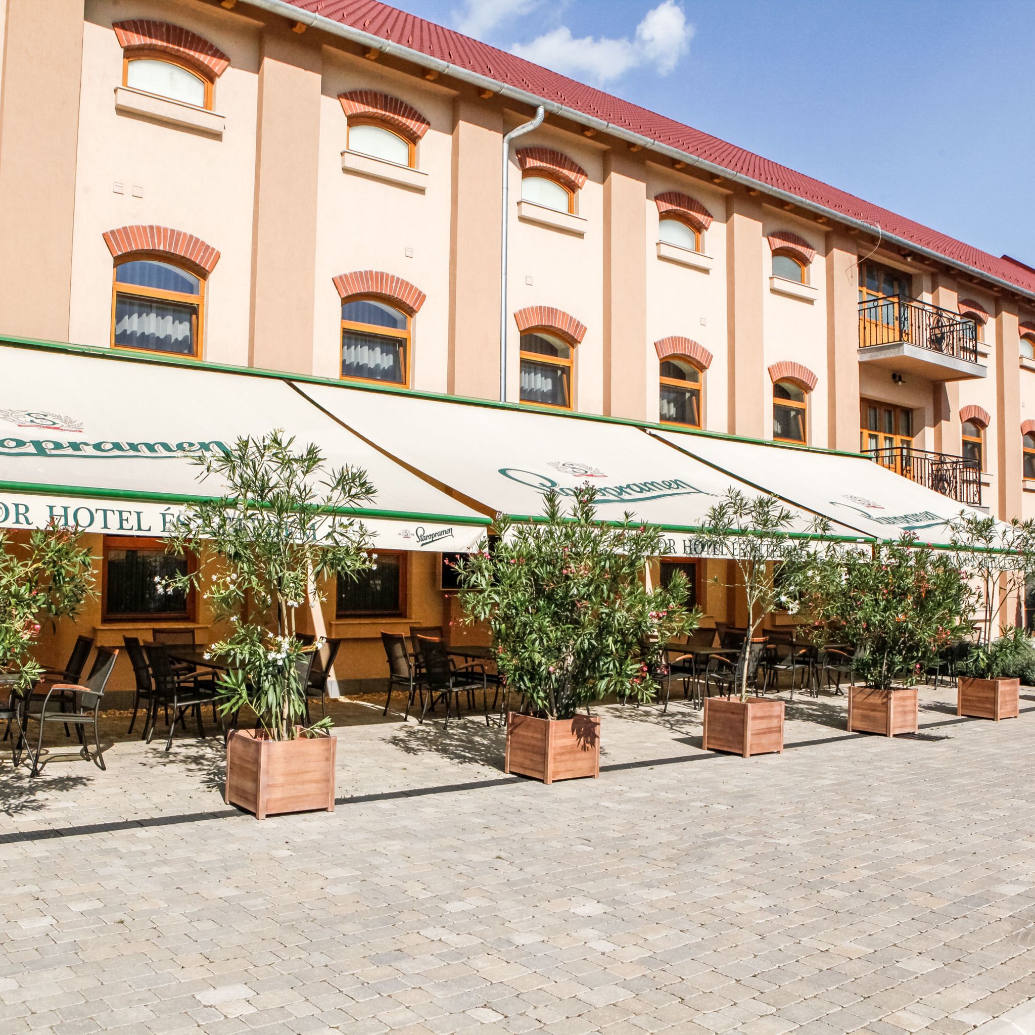Hunor Hotel Es Etterem Vasarosnameny