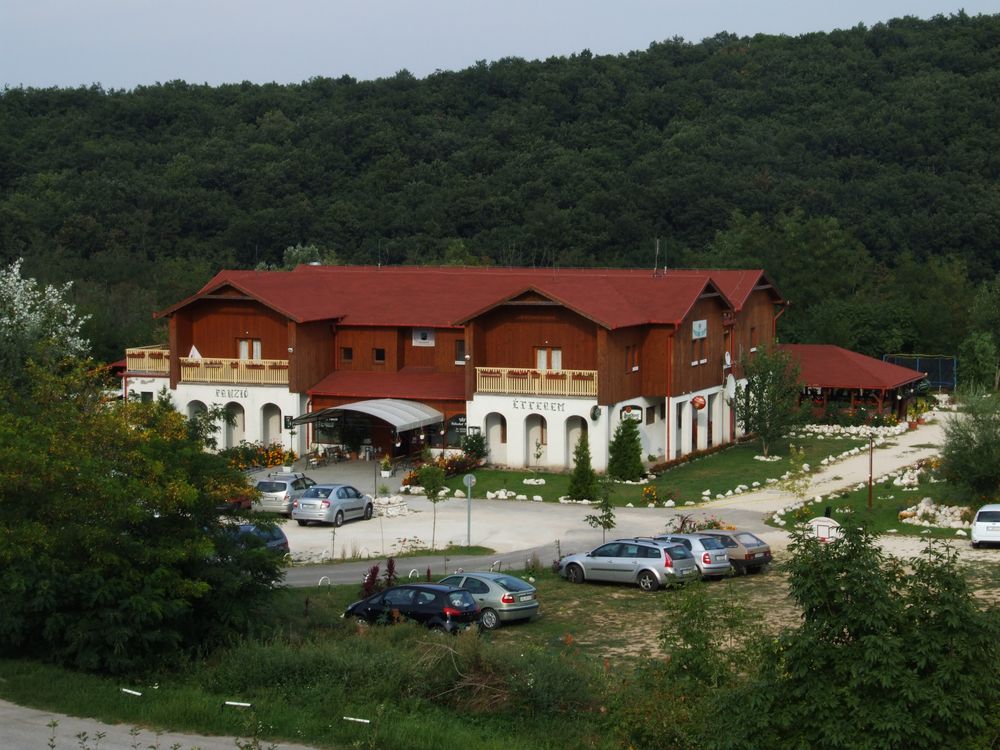 Pollushof Panzio Es Etterem Csolnok