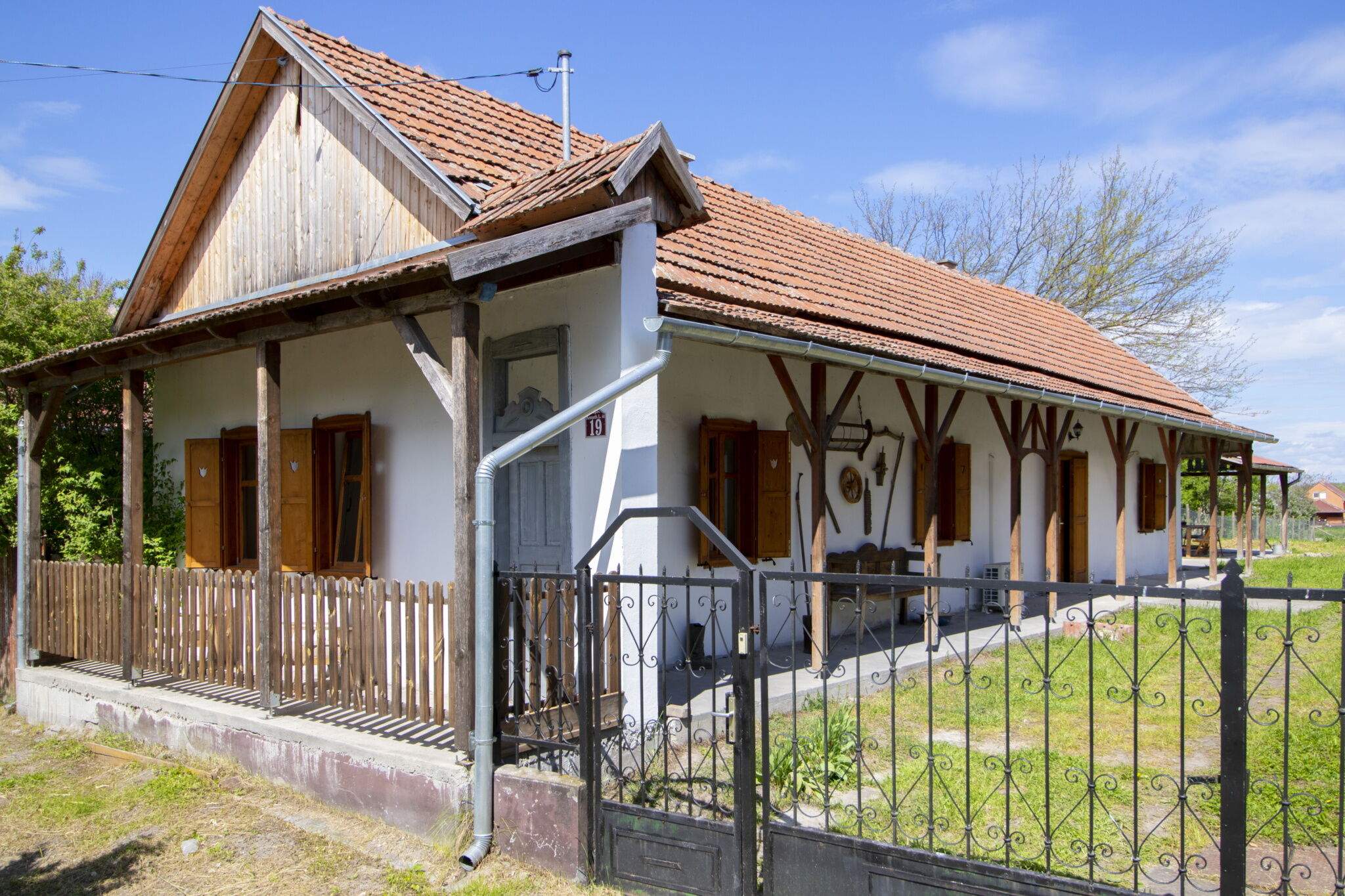 Tulipanos Porta Paraszthaz Sarud